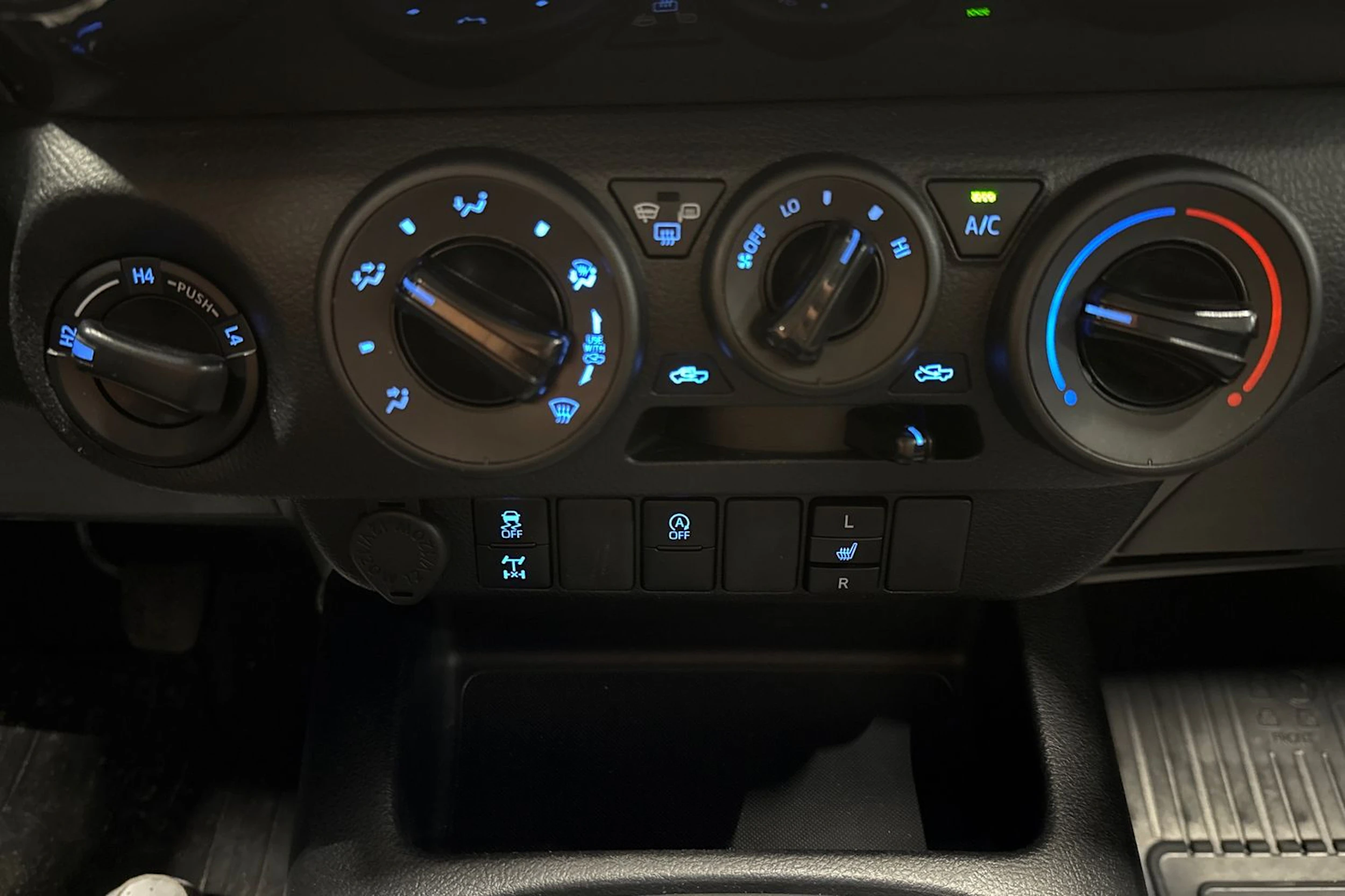valkoinen Toyota Hilux 2022 kuva 25.