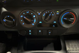 valkoinen Toyota Hilux 2022 kuva 25.