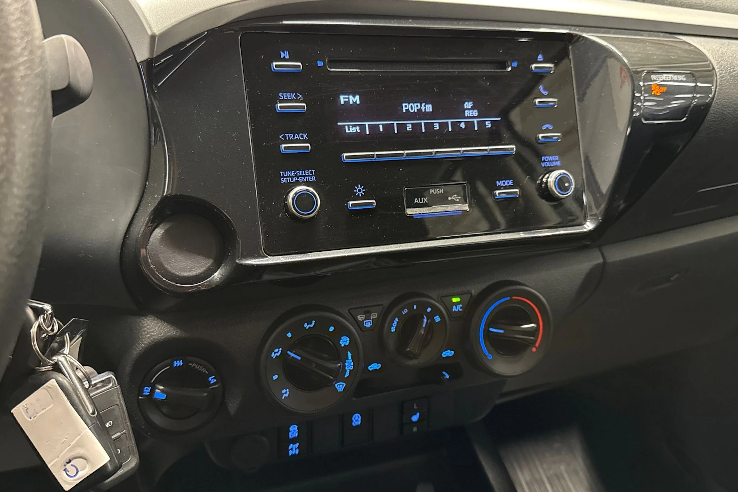 valkoinen Toyota Hilux 2022 kuva 26.