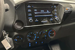 valkoinen Toyota Hilux 2022 kuva 26.