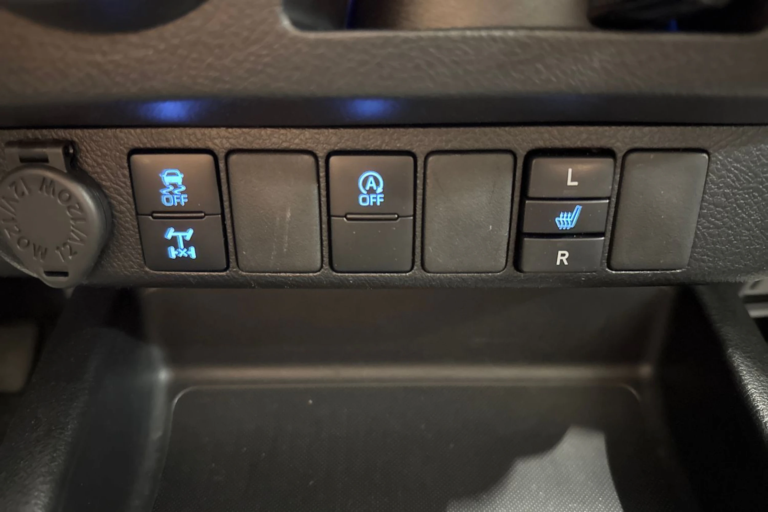 valkoinen Toyota Hilux 2022 kuva 27.