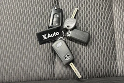 valkoinen Toyota Hilux 2022 kuva 28.
