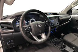 valkoinen Toyota Hilux 2022 kuva 6.
