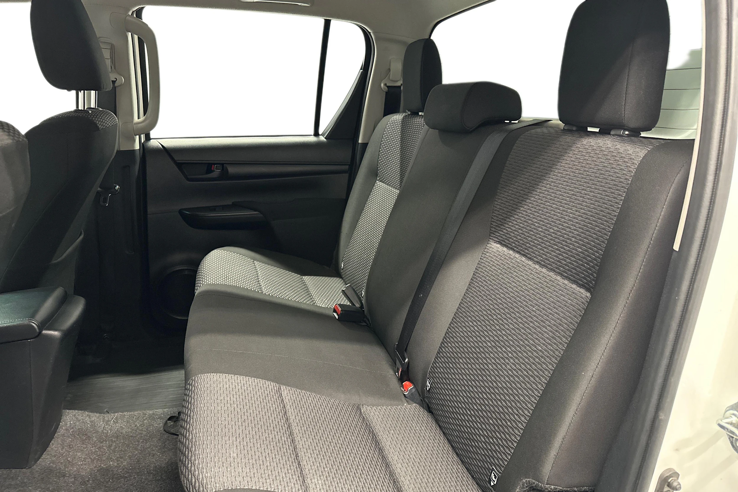 valkoinen Toyota Hilux 2022 kuva 8.