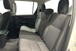 valkoinen Toyota Hilux 2022 kuva 8.