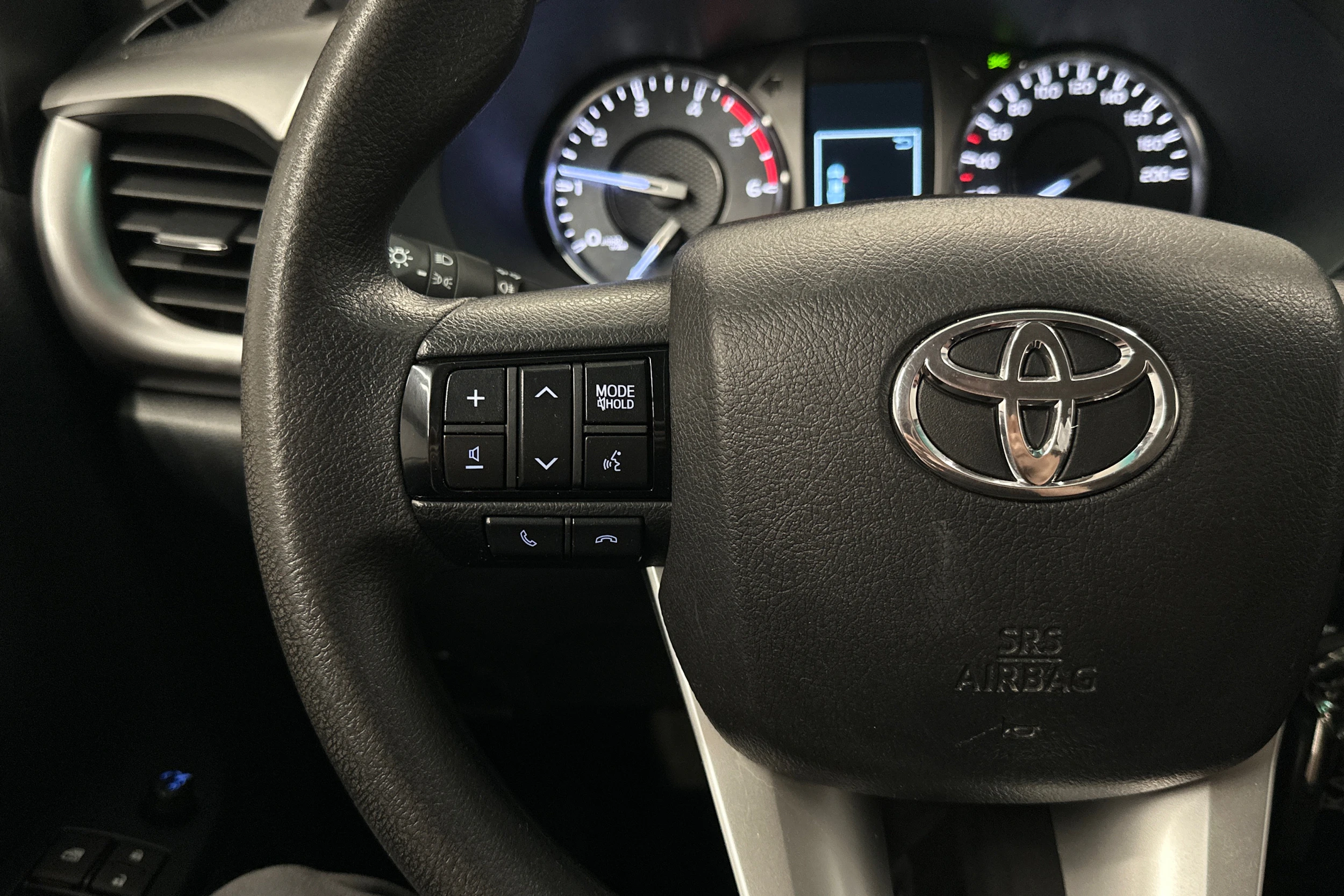 valkoinen Toyota Hilux 2022 kuva 11.