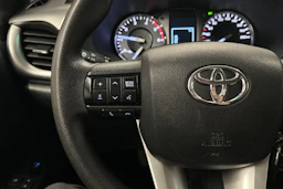 valkoinen Toyota Hilux 2022 kuva 11.