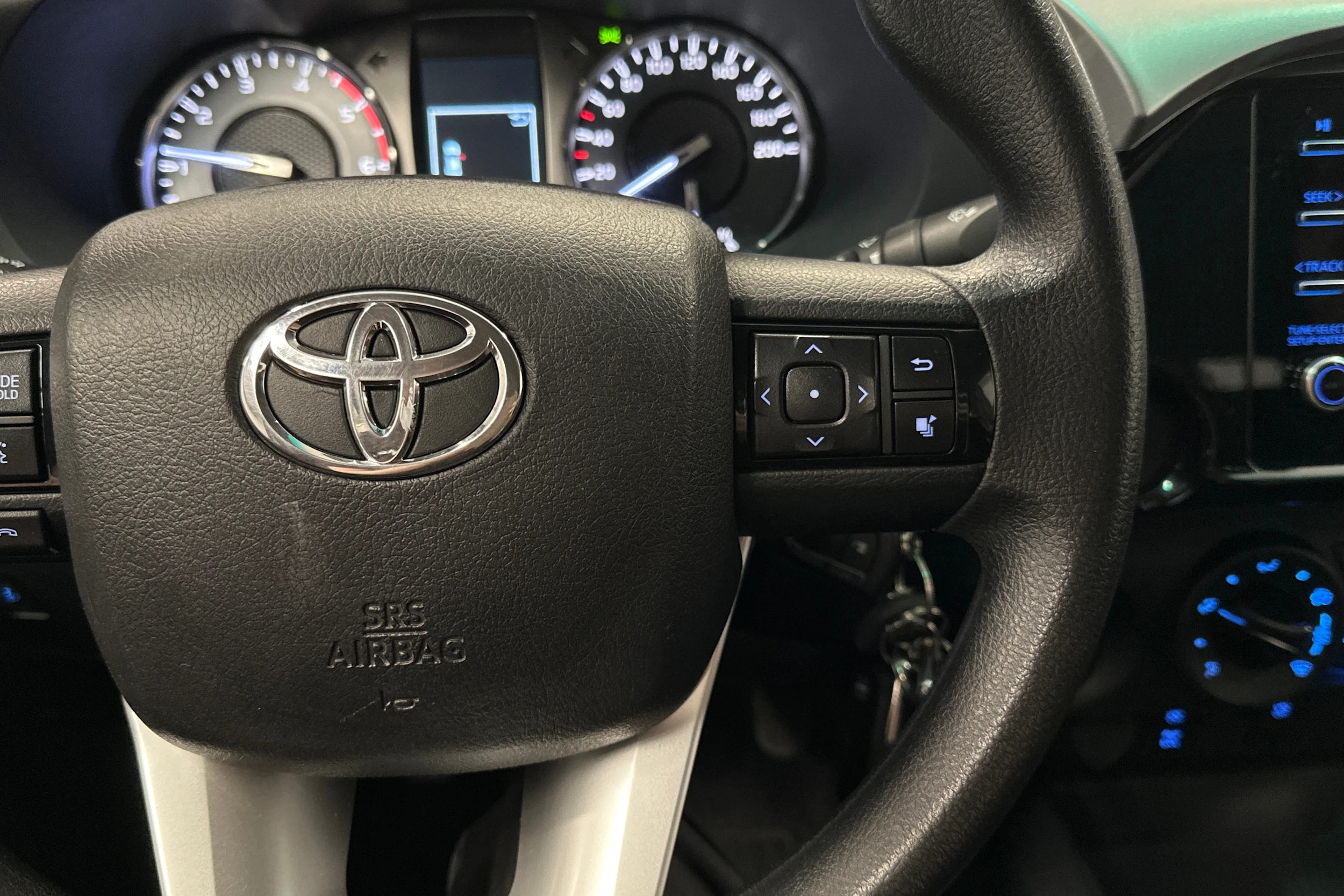 valkoinen Toyota Hilux 2022 kuva 12.
