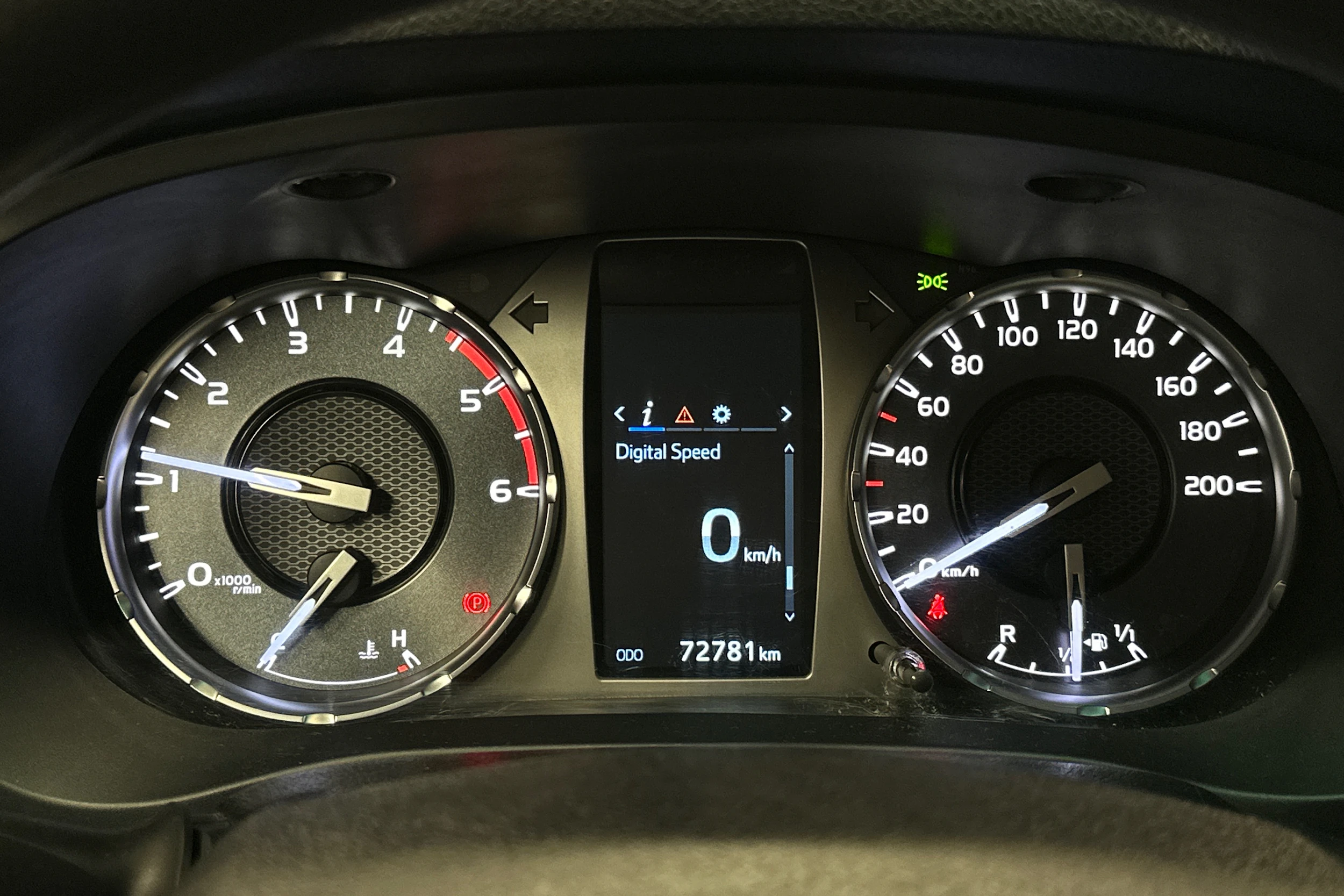 valkoinen Toyota Hilux 2022 kuva 13.