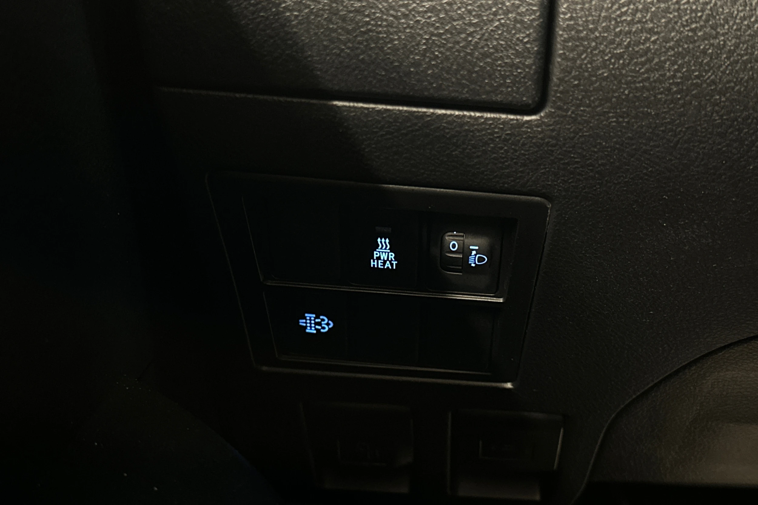 valkoinen Toyota Hilux 2022 kuva 14.