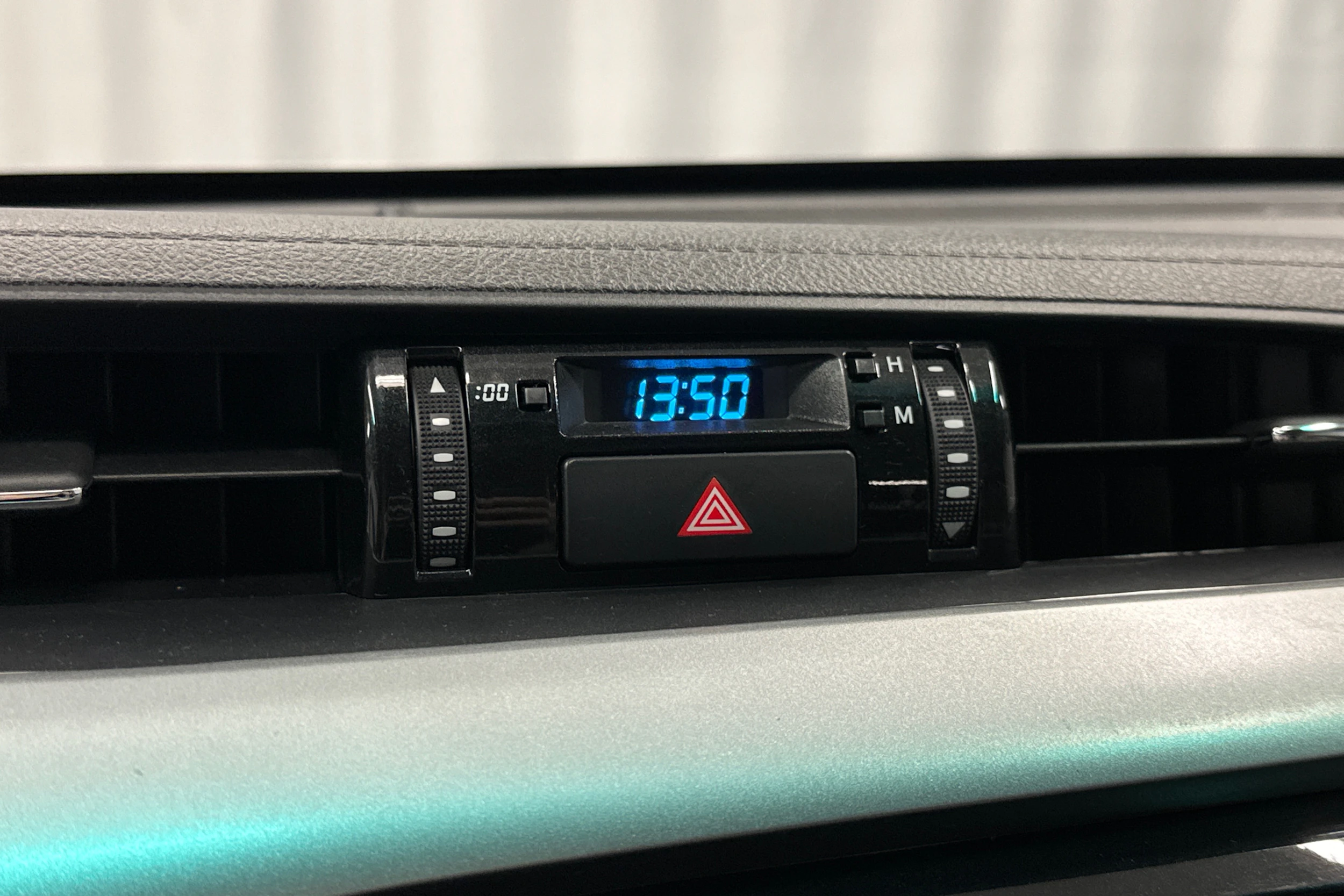 valkoinen Toyota Hilux 2022 kuva 19.