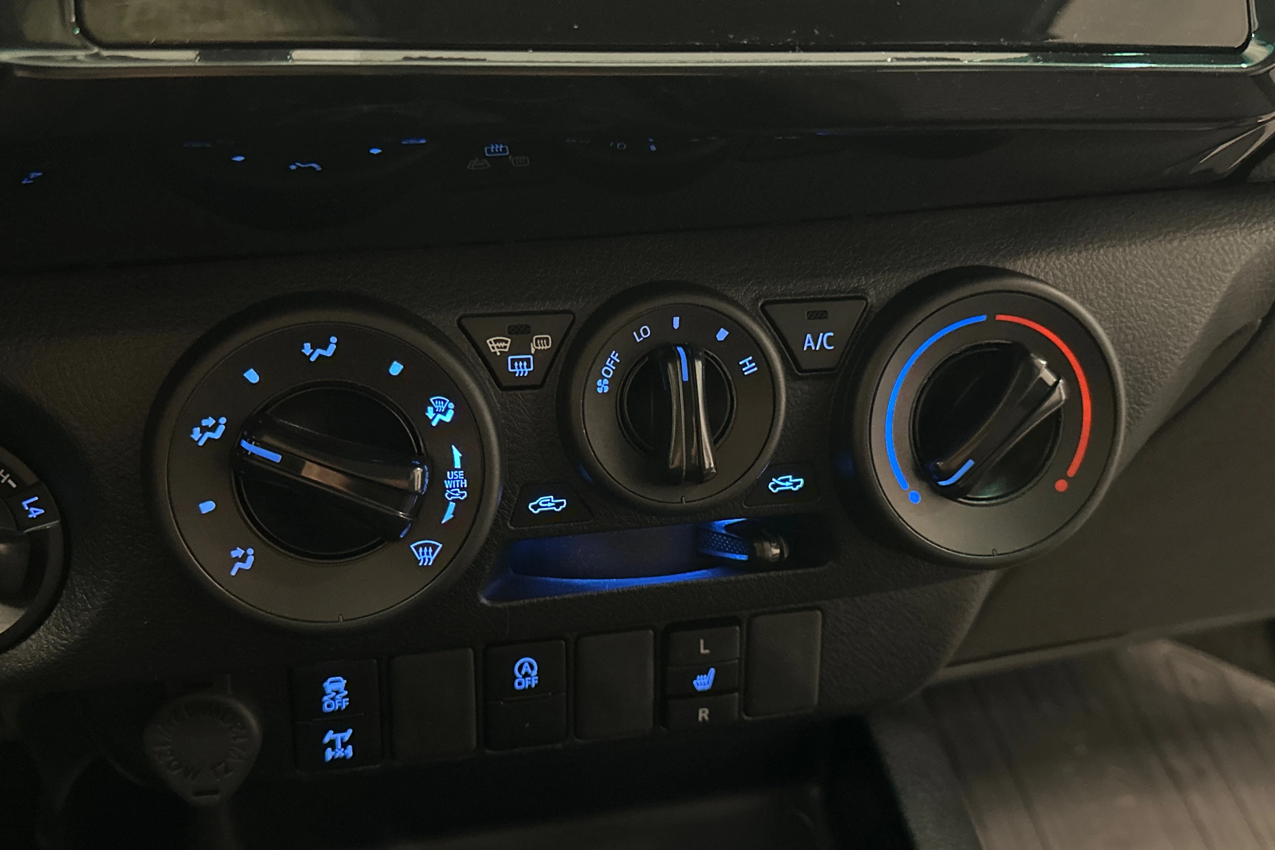 valkoinen Toyota Hilux 2022 kuva 22.