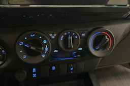 valkoinen Toyota Hilux 2022 kuva 22.