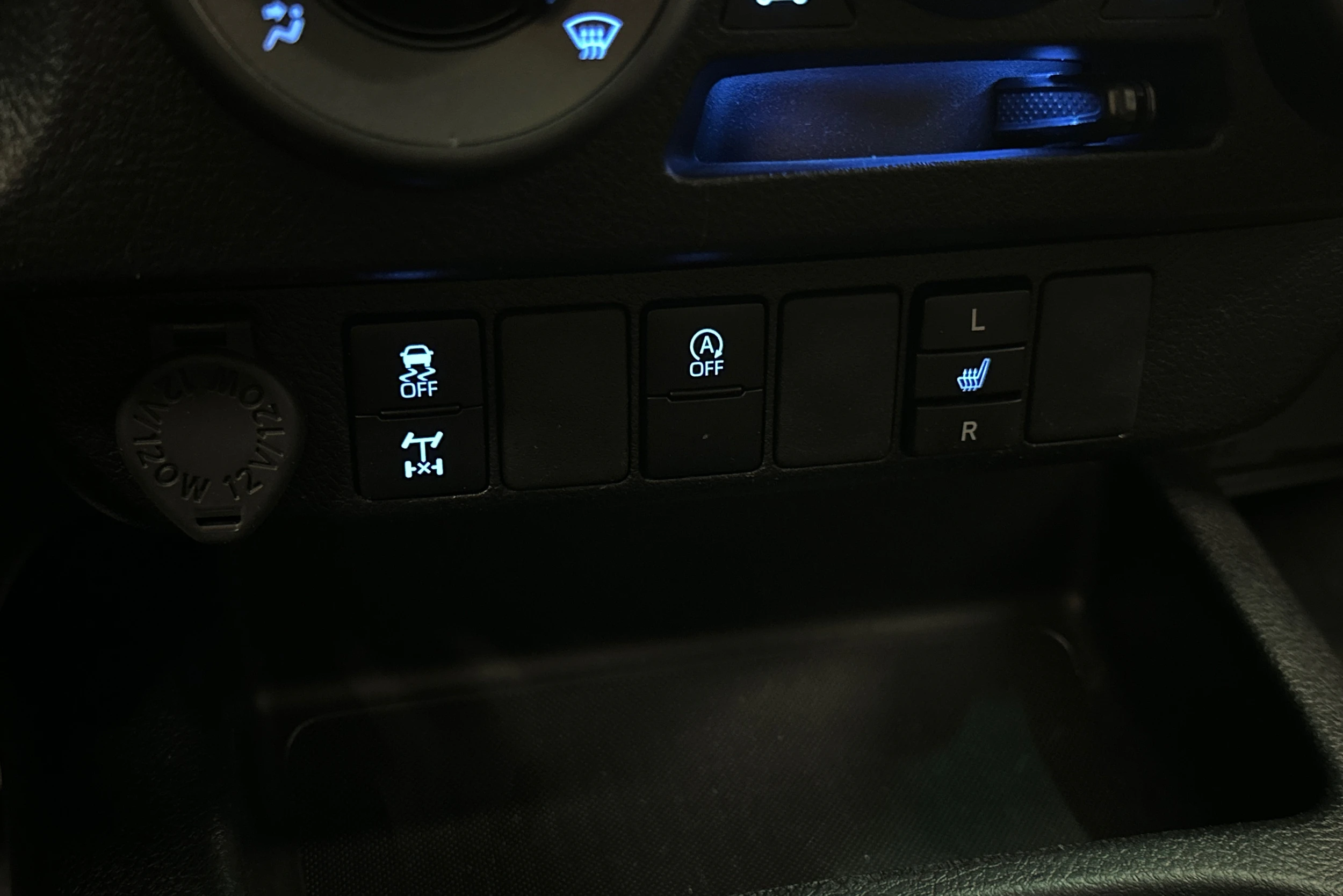 valkoinen Toyota Hilux 2022 kuva 24.