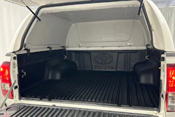 valkoinen Toyota Hilux 2022 kuva 28.