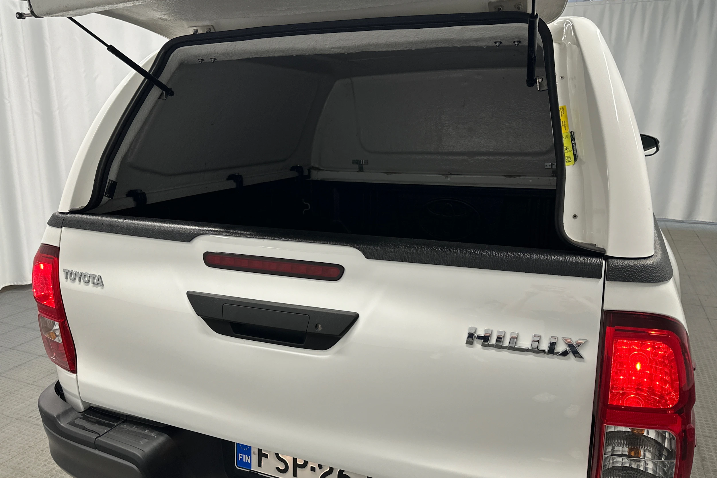valkoinen Toyota Hilux 2022 kuva 29.