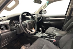 Ruskea (beige) Toyota Hilux 2022 kuva 3.