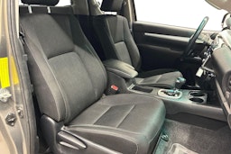 ruskea (beige) Toyota Hilux 2022 kuva 8.