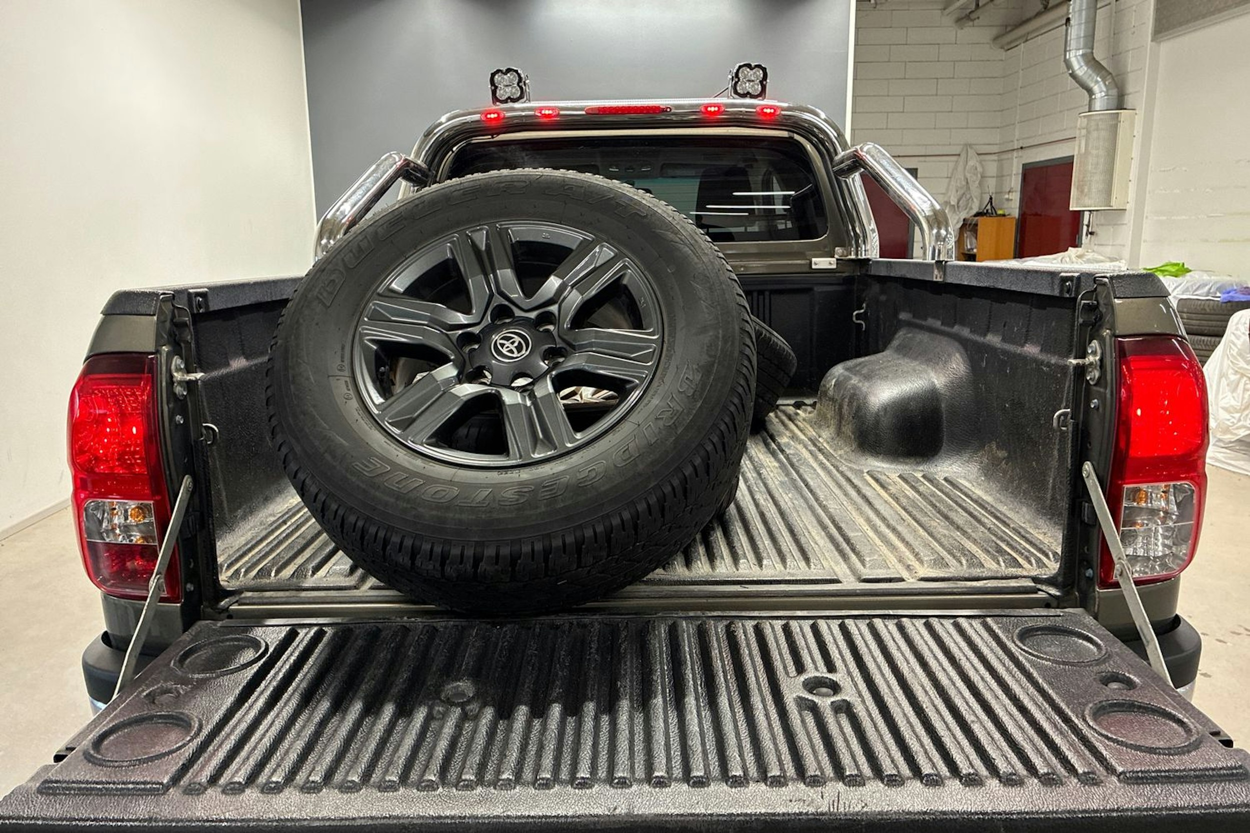 ruskea (beige) Toyota Hilux 2022 kuva 11.