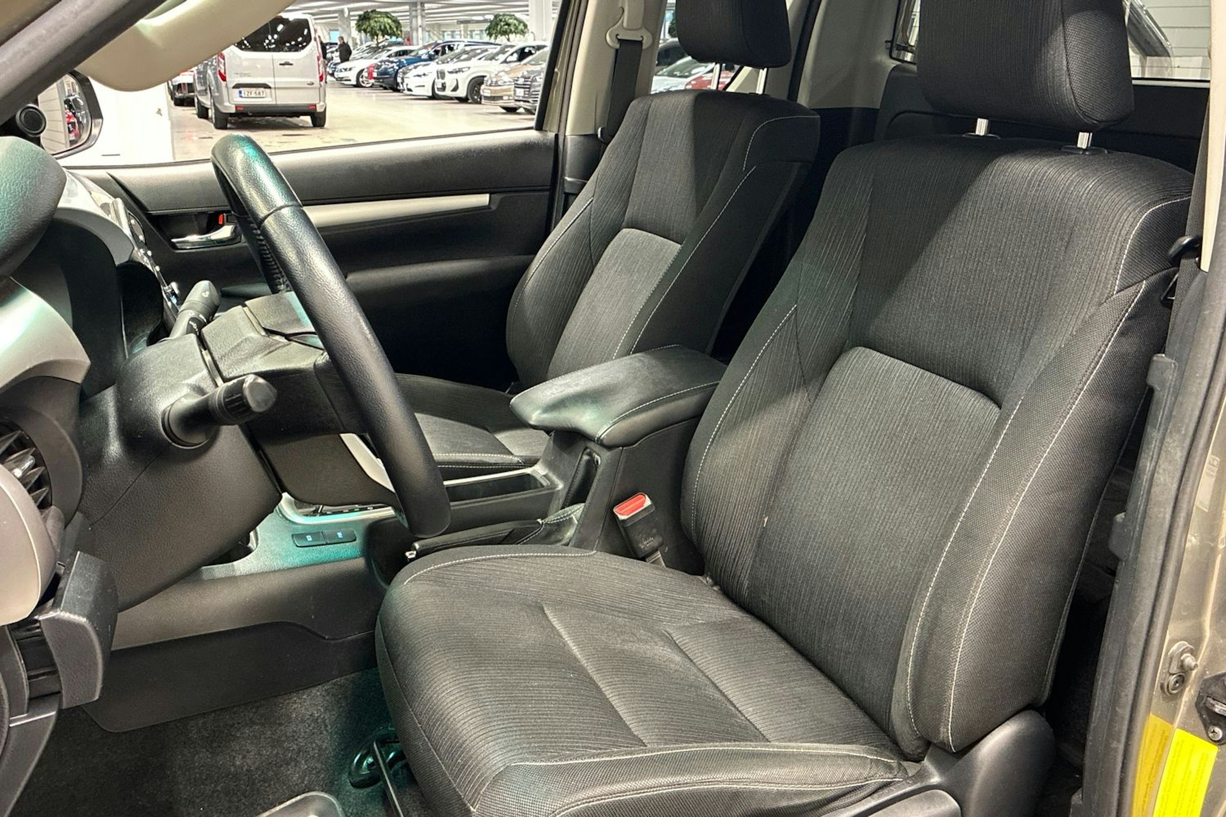 ruskea (beige) Toyota Hilux 2022 kuva 12.