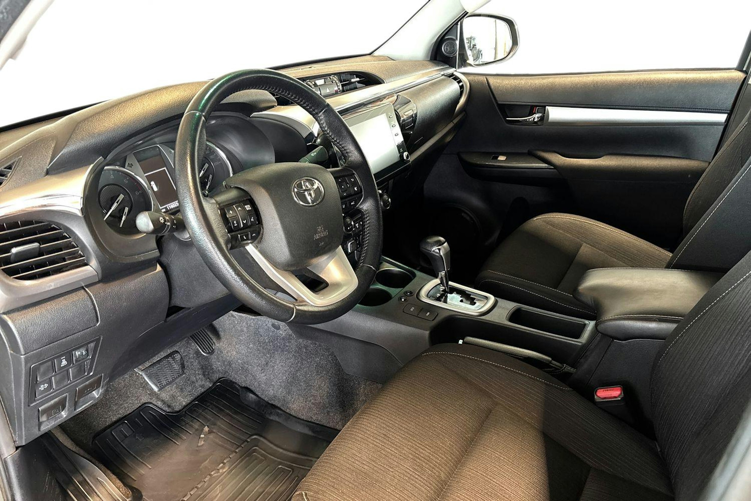 Ruskea (beige) Toyota Hilux 2022 kuva 7.