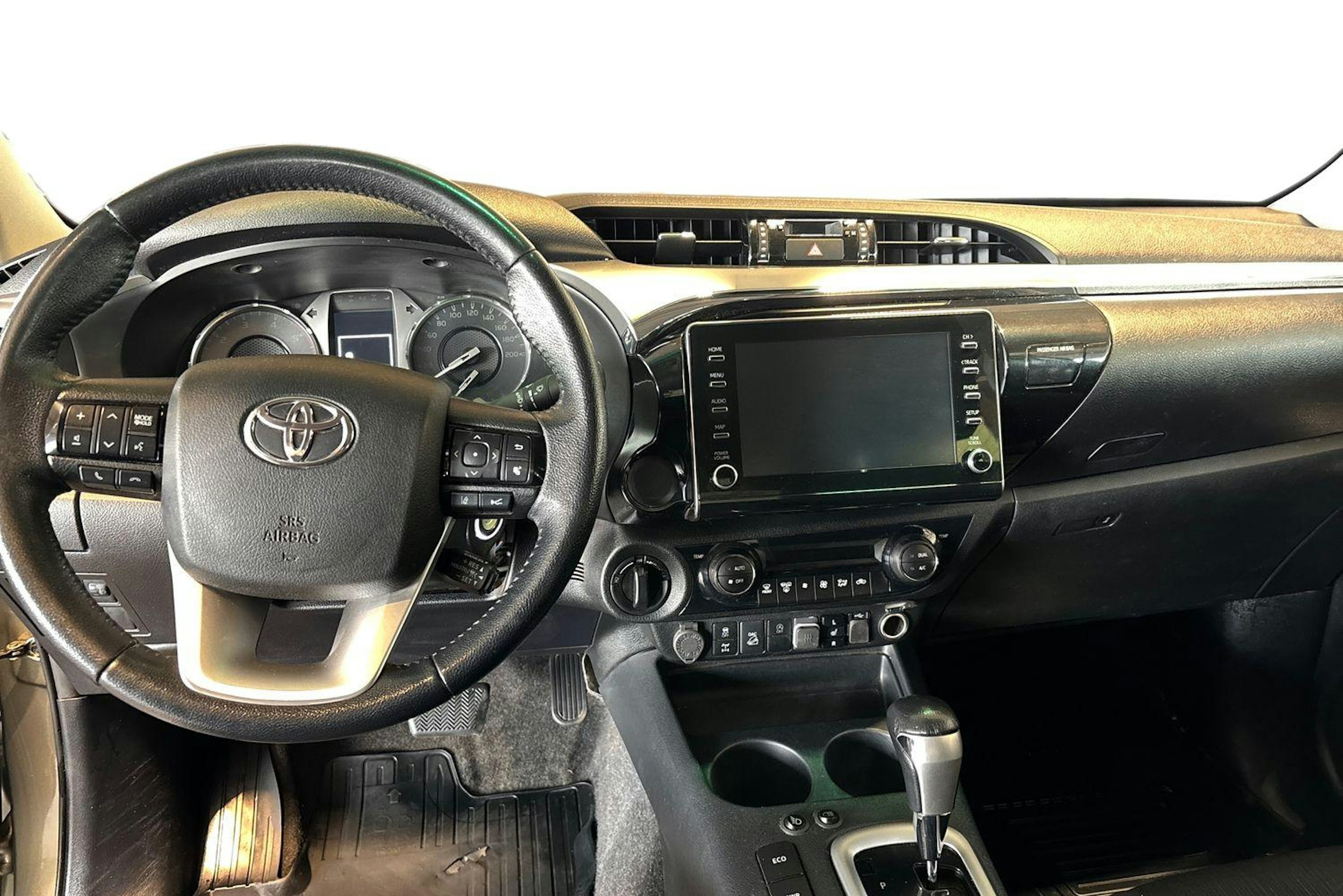 Ruskea (beige) Toyota Hilux 2022 kuva 9.