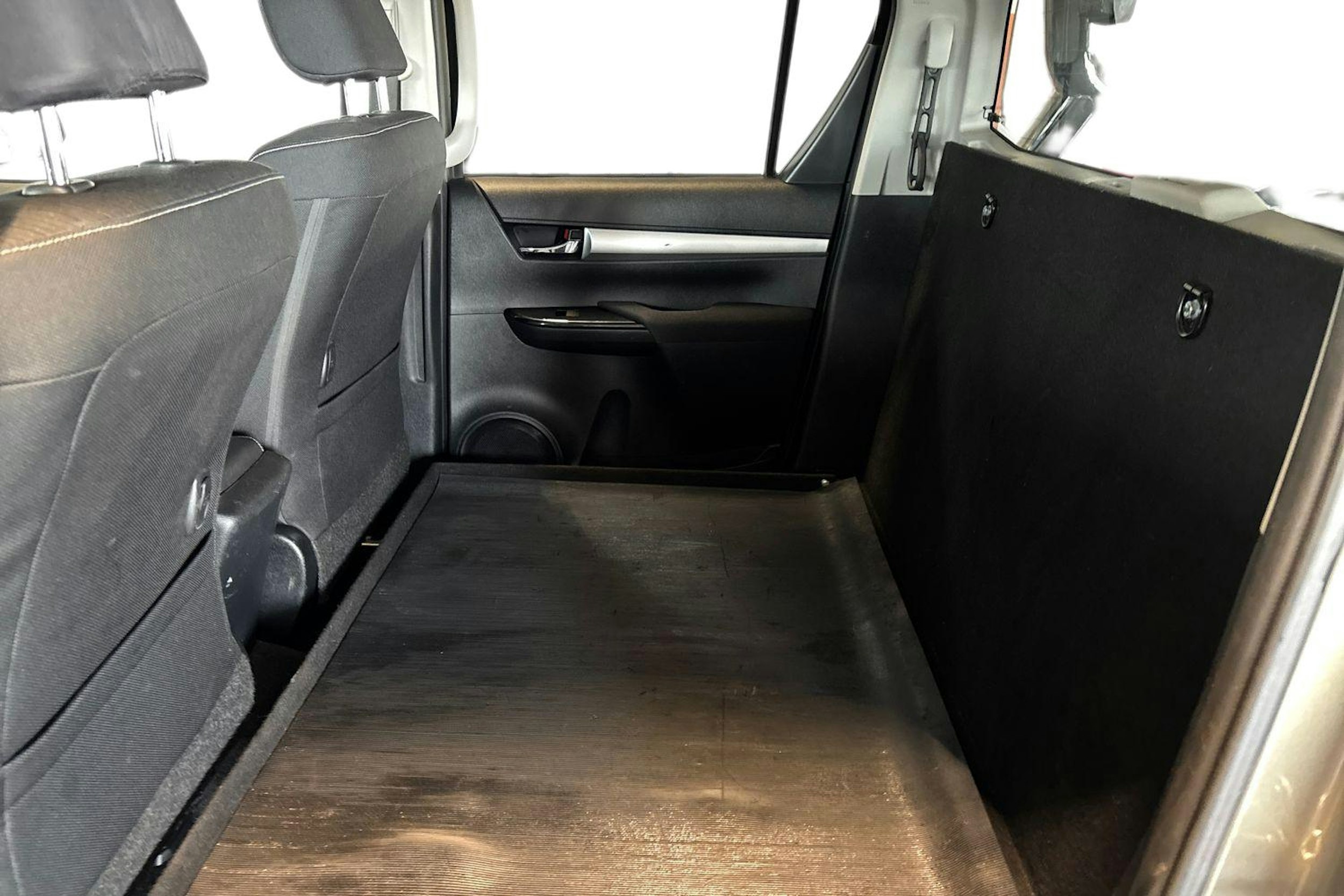 Ruskea (beige) Toyota Hilux 2022 kuva 10.