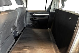 Ruskea (beige) Toyota Hilux 2022 kuva 10.