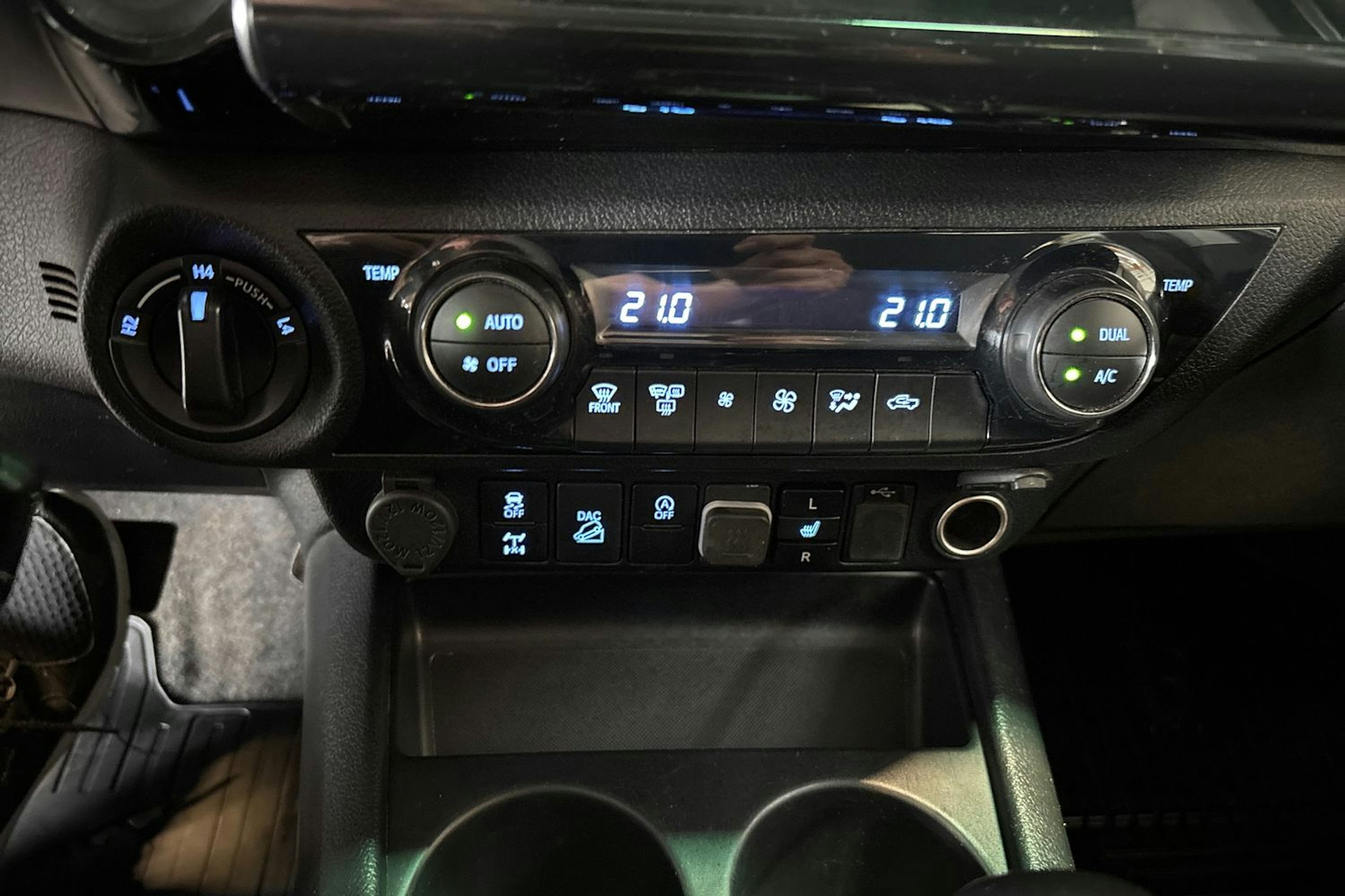 Ruskea (beige) Toyota Hilux 2022 kuva 20.