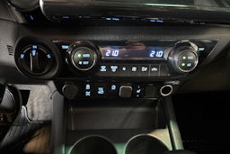 Ruskea (beige) Toyota Hilux 2022 kuva 20.