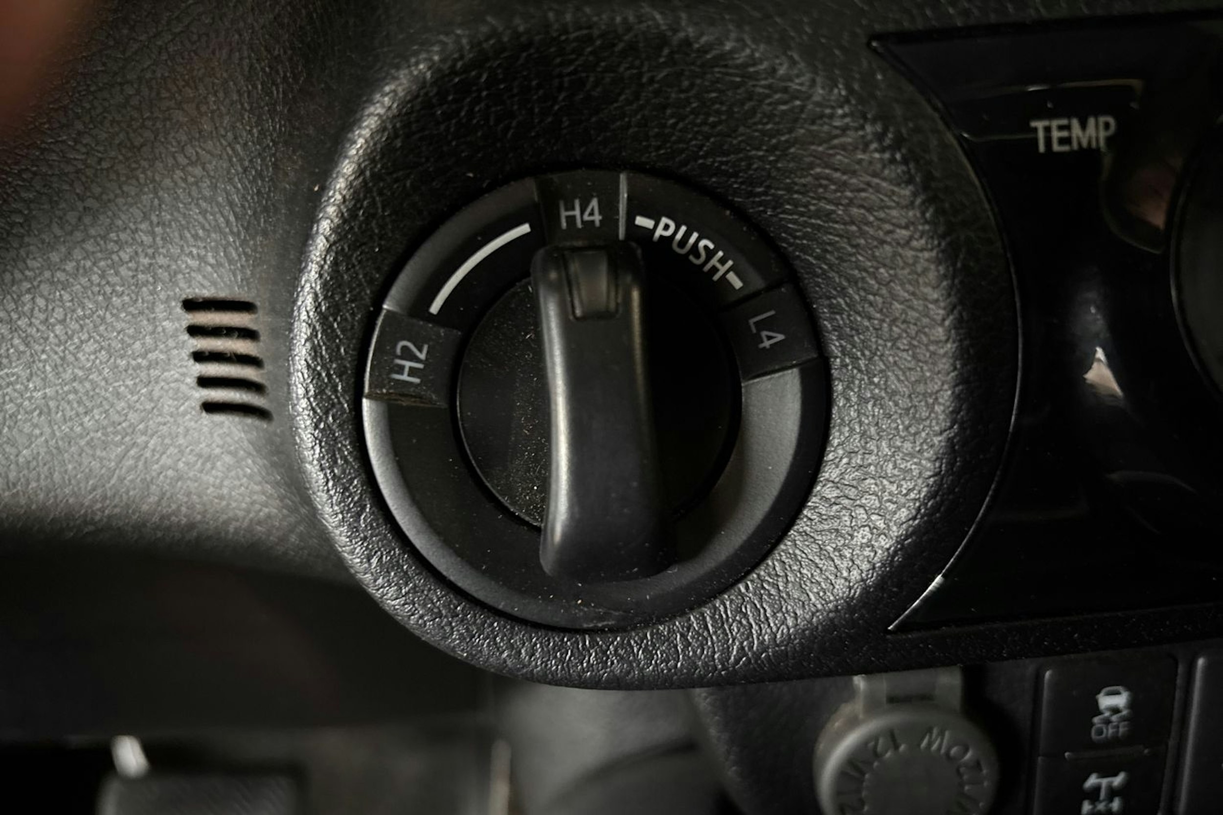 Ruskea (beige) Toyota Hilux 2022 kuva 24.