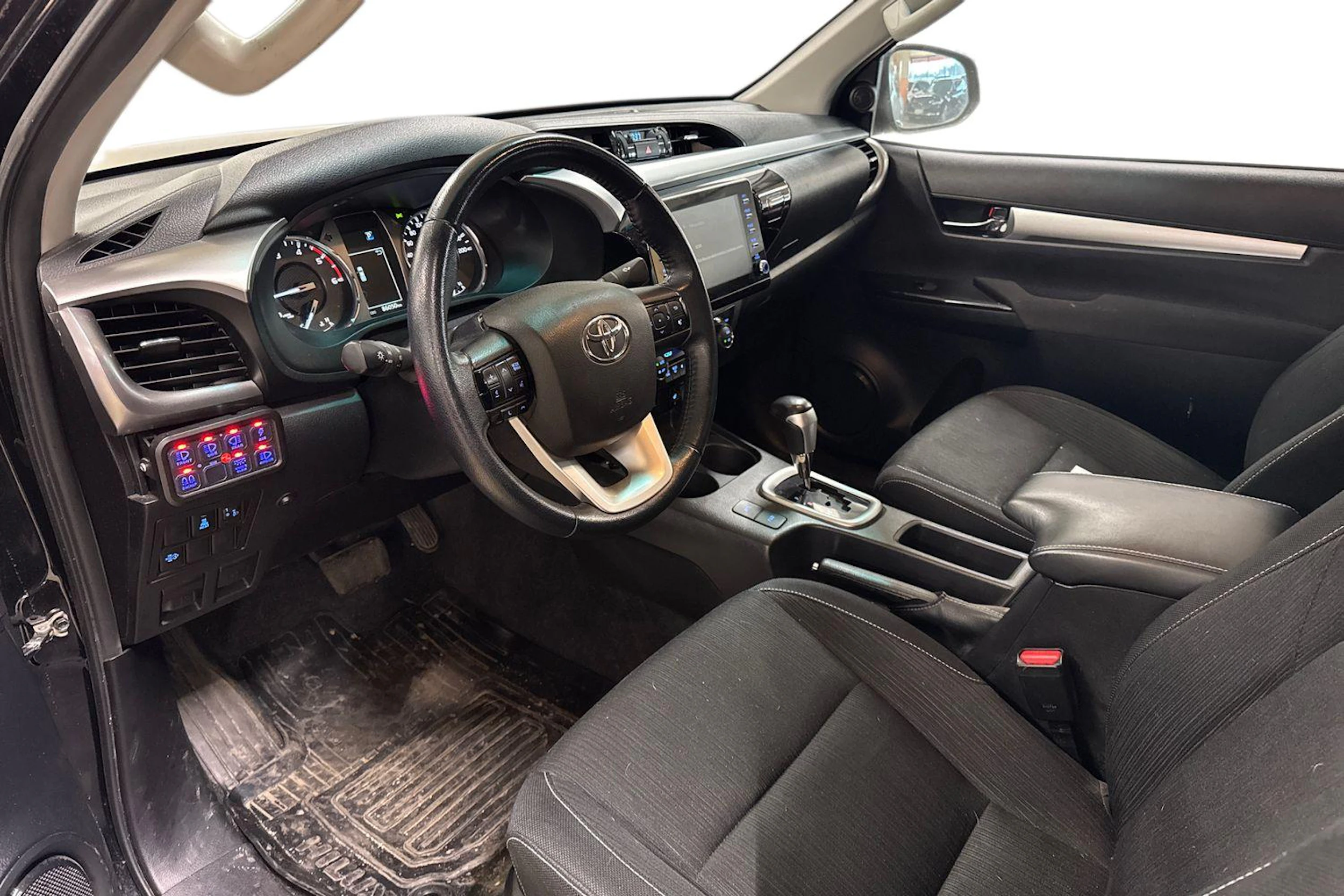 musta Toyota Hilux 2022 kuva 3.