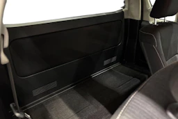 musta Toyota Hilux 2022 kuva 11.