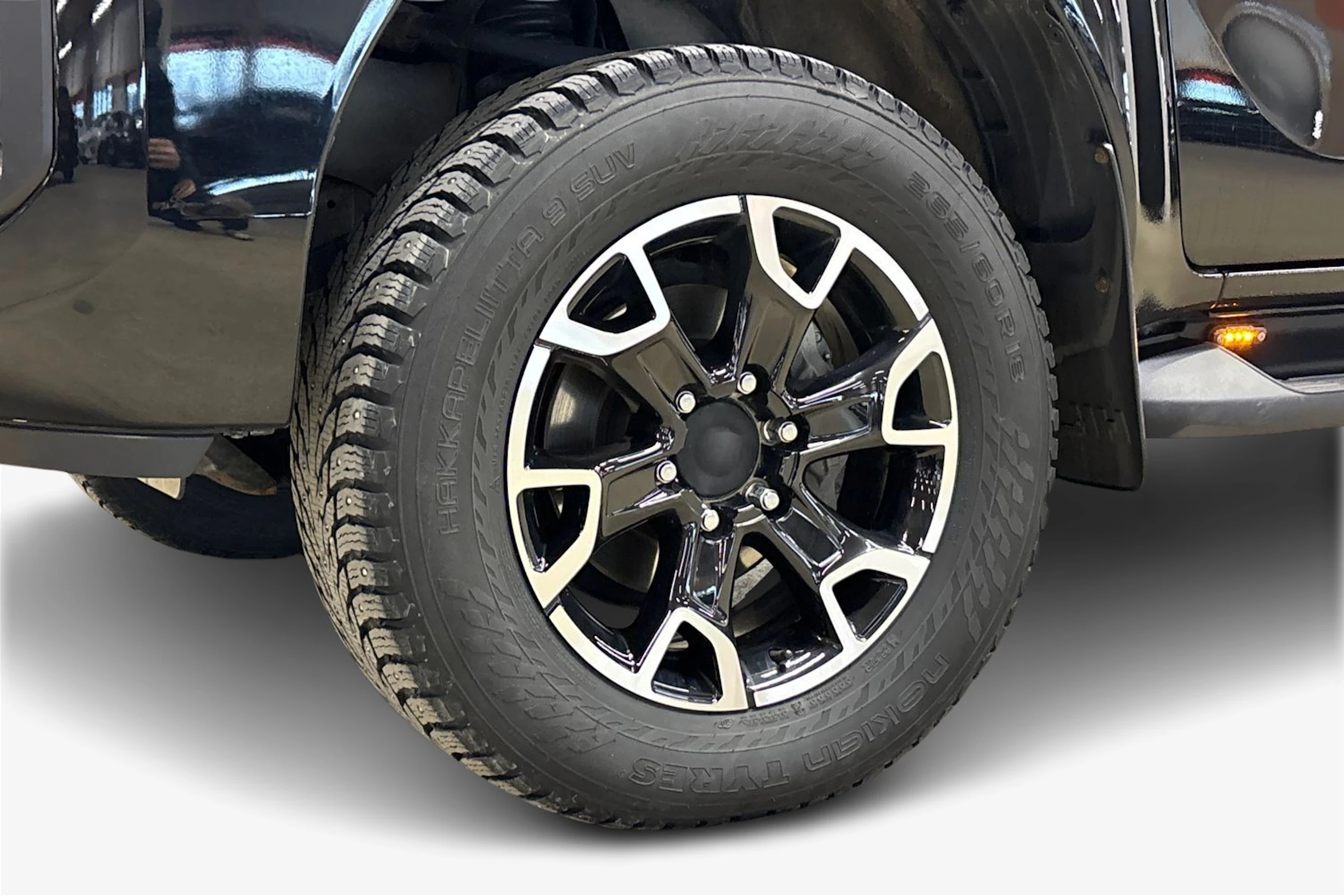 musta Toyota Hilux 2022 kuva 12.
