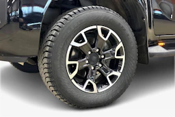 musta Toyota Hilux 2022 kuva 12.