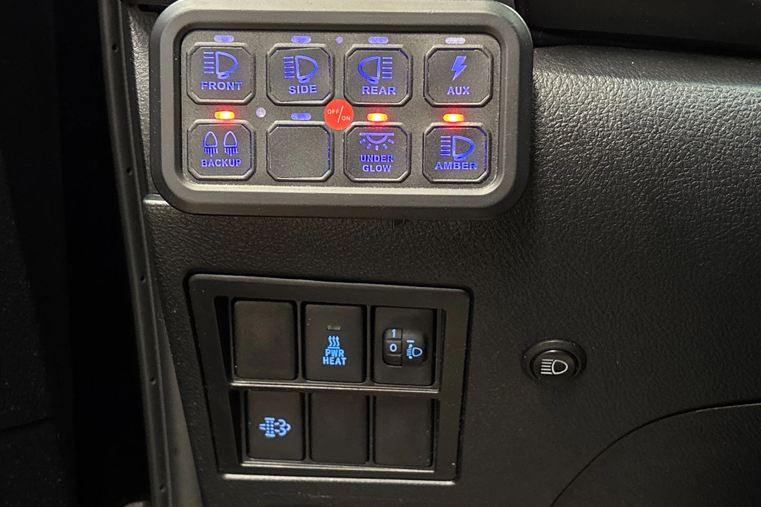 musta Toyota Hilux 2022 kuva 15.