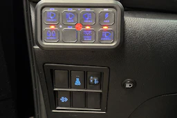 musta Toyota Hilux 2022 kuva 15.