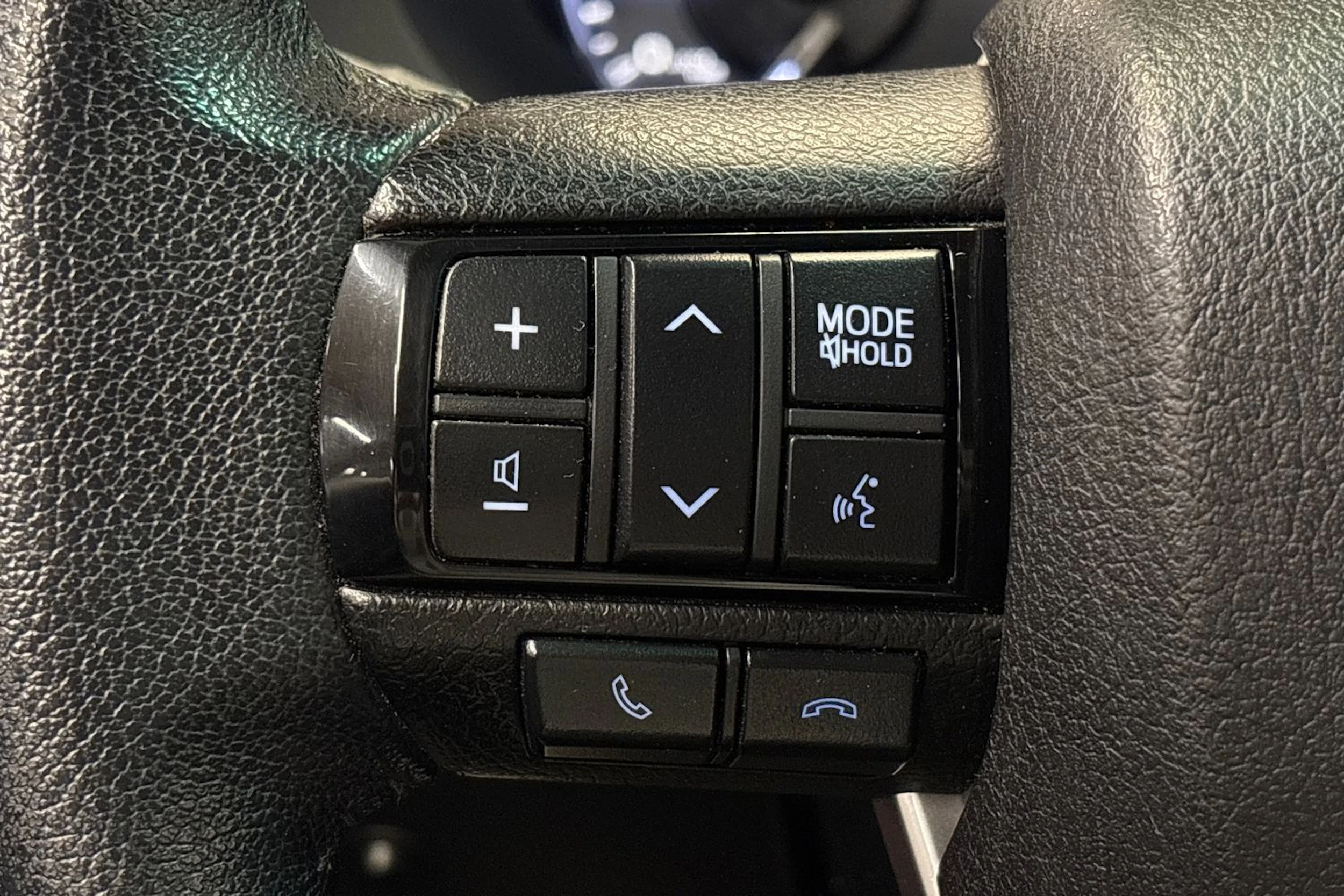 musta Toyota Hilux 2022 kuva 16.