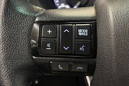 musta Toyota Hilux 2022 kuva 16.
