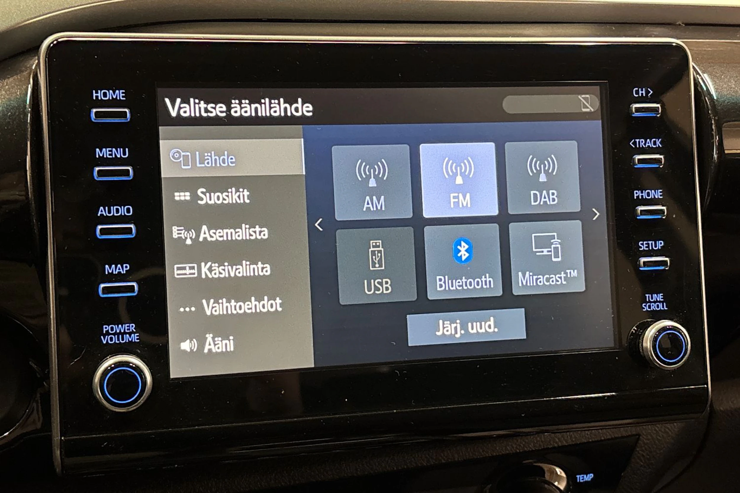 musta Toyota Hilux 2022 kuva 21.