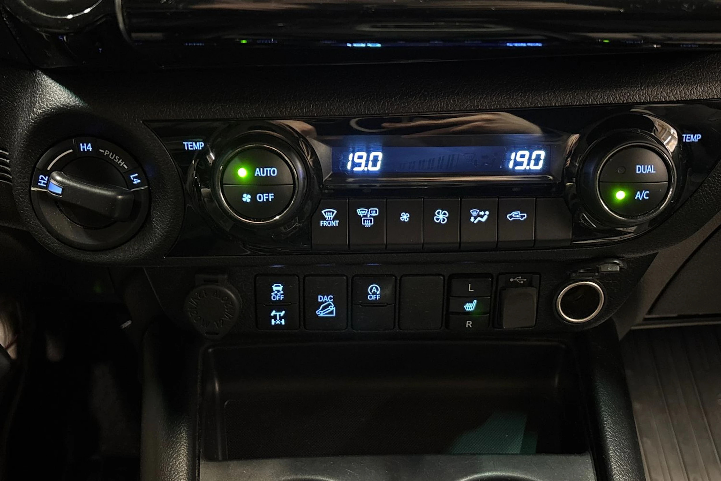 musta Toyota Hilux 2022 kuva 24.