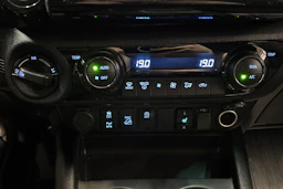 musta Toyota Hilux 2022 kuva 24.