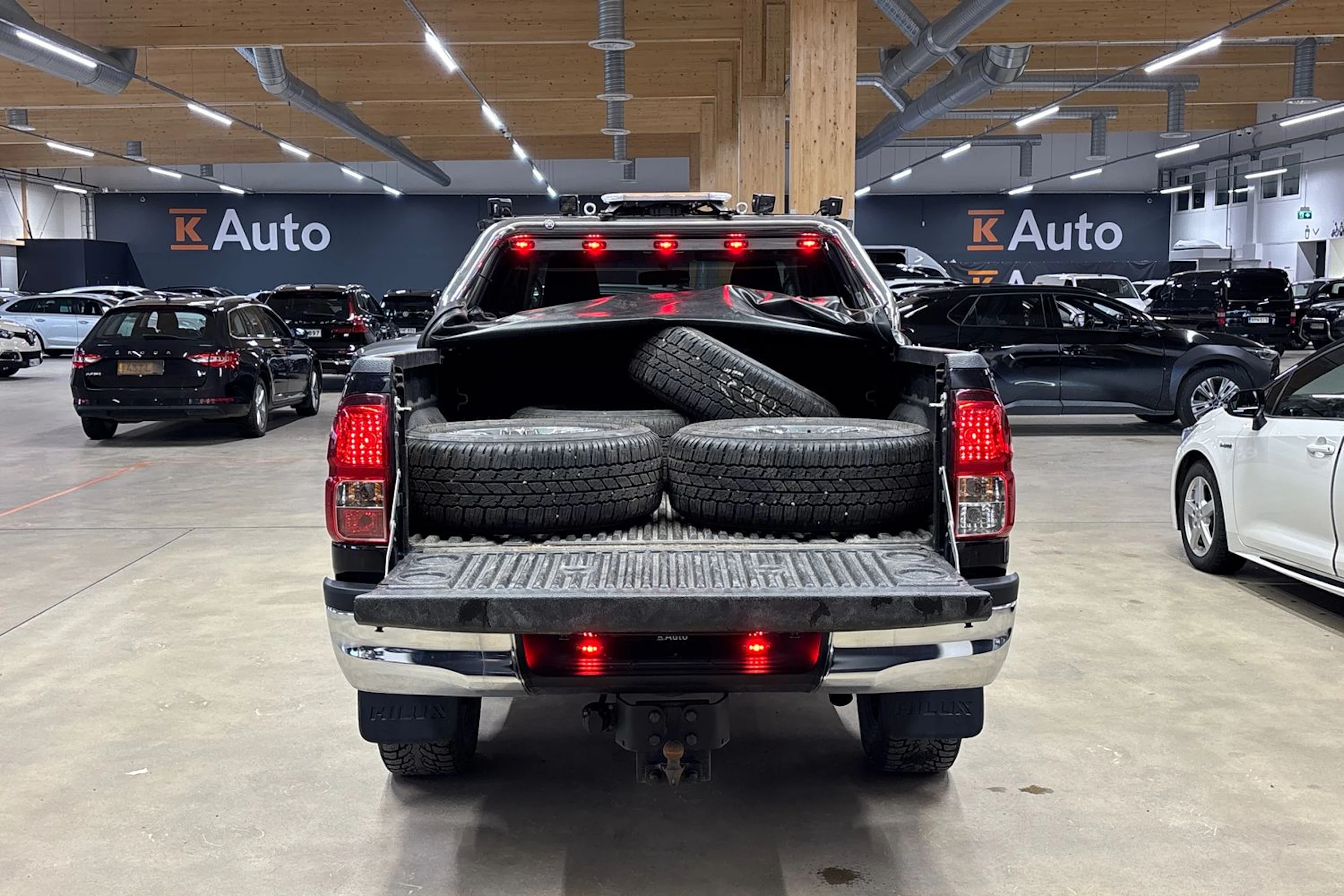musta Toyota Hilux 2022 kuva 25.