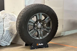 musta Toyota Hilux 2022 kuva 26.