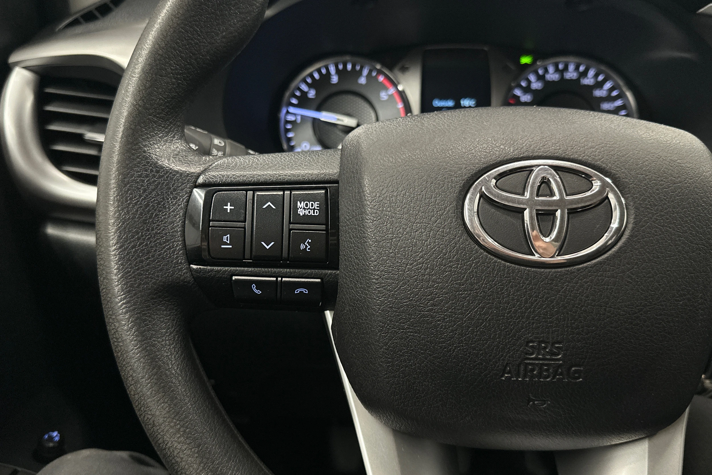 valkoinen Toyota Hilux 2022 kuva 11.