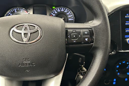 valkoinen Toyota Hilux 2022 kuva 12.