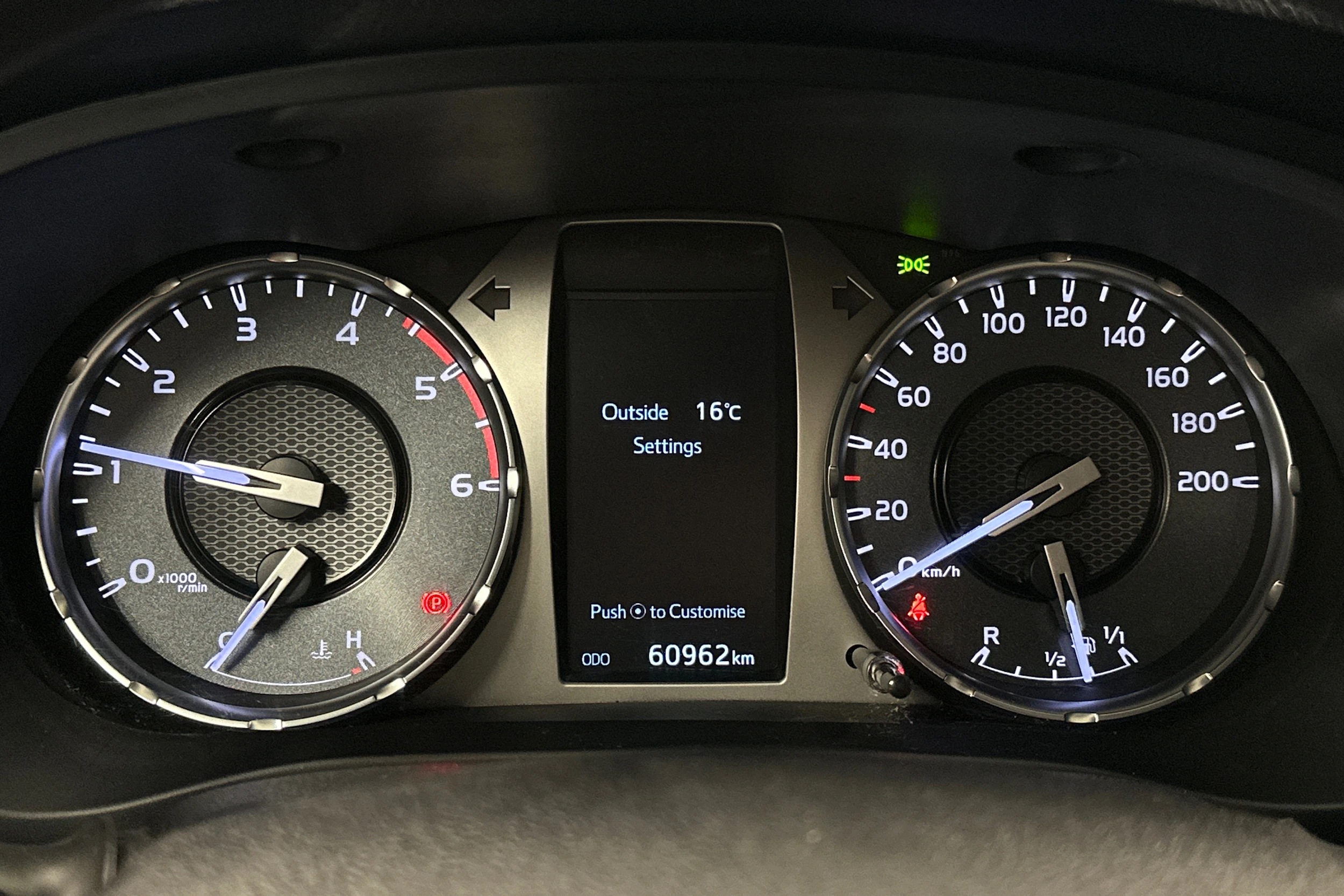 valkoinen Toyota Hilux 2022 kuva 13.
