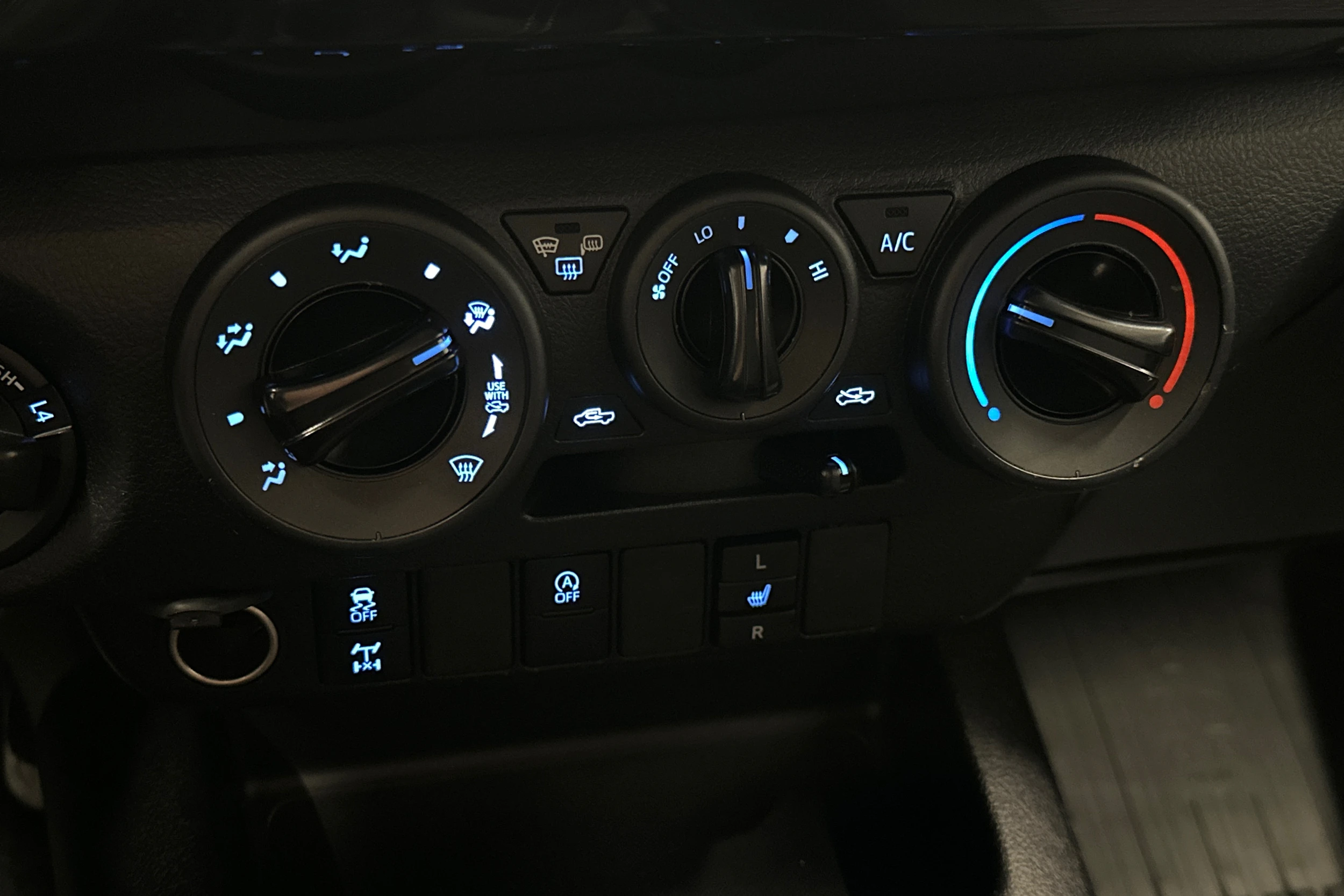 valkoinen Toyota Hilux 2022 kuva 20.