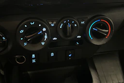 valkoinen Toyota Hilux 2022 kuva 20.