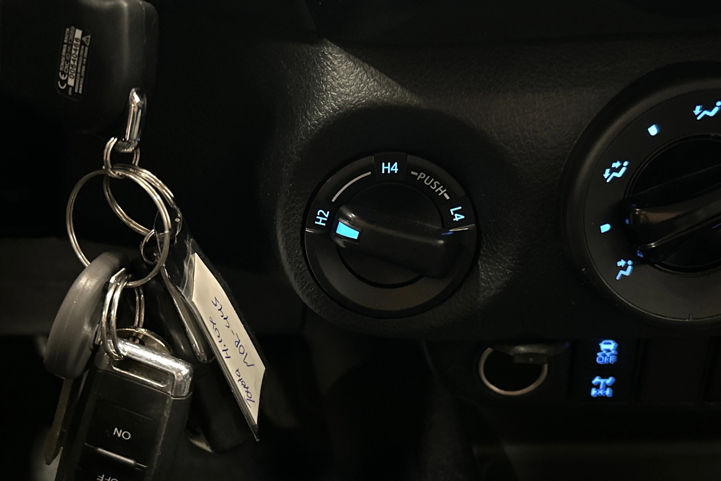 valkoinen Toyota Hilux 2022 kuva 21.
